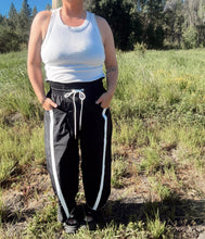 Load image into Gallery viewer, WINDBREAKER SPORTY PANT - black
