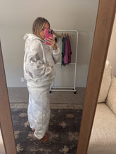 Load image into Gallery viewer, WINTER CAMO HOODIE