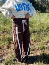 Load image into Gallery viewer, WINDBREAKER SPORTY PANT - brown