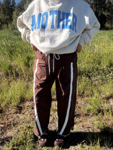 Load image into Gallery viewer, WINDBREAKER SPORTY PANT - brown