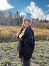 Load image into Gallery viewer, Snap pullover - washed black